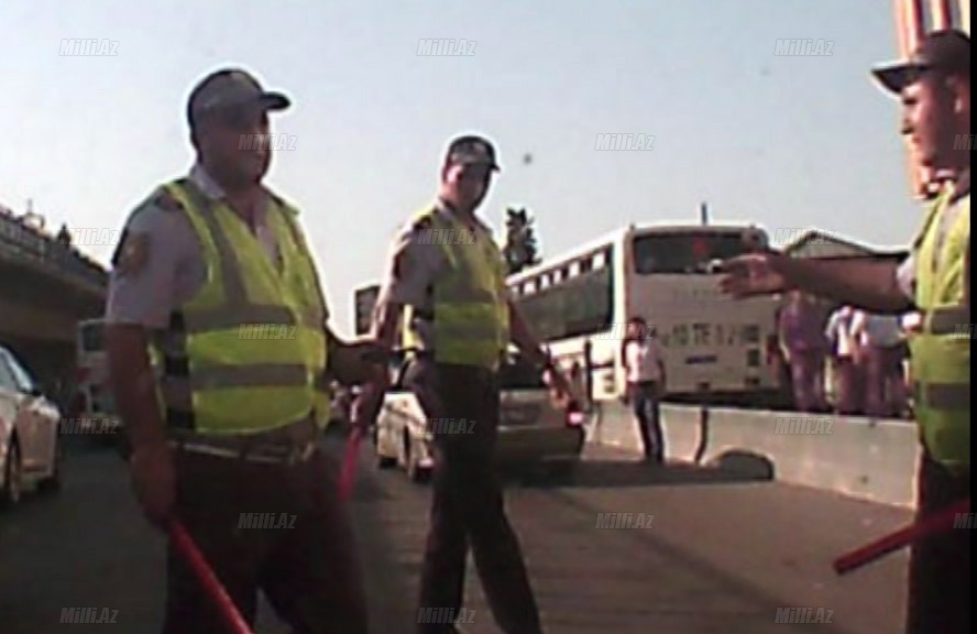 Bakıda qəzəbli yol polisi onu aldı, yerə çırpdı - VİDEO - FOTO