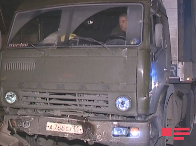 "KamAZ" "Mercedes"i əzdi, sonra evə girdi - FOTO
