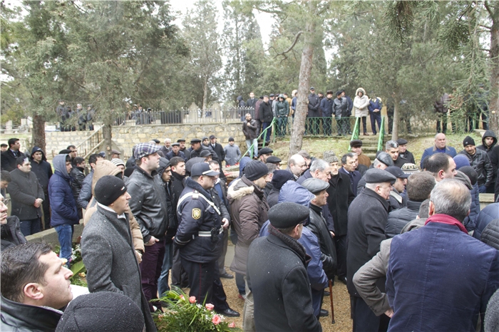 Çingiz Mustafayevin anası son mənzilə yola salındı - FOTO
