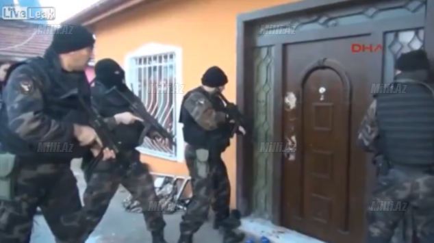Türk polisi biabır oldu - VİDEO - FOTO