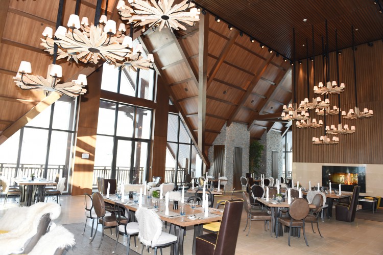 Prezident İlham Əliyev və xanımı Mehriban Əliyeva "Şahdağ" kompleksində "Park Chalet" oteli və 1 nömrəli kanat və xizək enişinin açılışında iştirak ediblər - YENİLƏNİB - FOTO