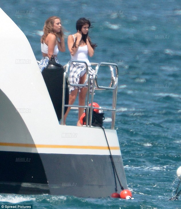 Selena Qomes lüks yaxtada - FOTOSESSİYA