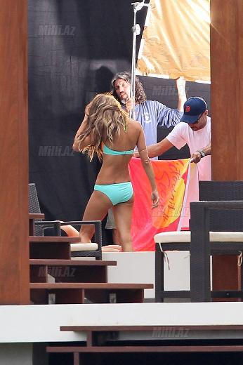 Məşhur xanımlar yarıçılpaq - FOTOSESSİYA