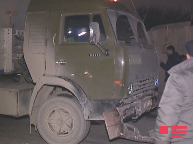 "KamAZ" "Mercedes"i əzdi, sonra evə girdi - FOTO