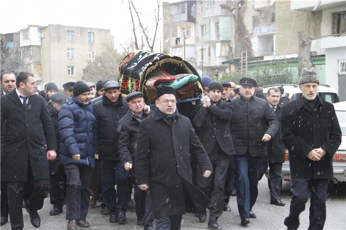 Çingiz Mustafayevin anası son mənzilə yola salındı - FOTO