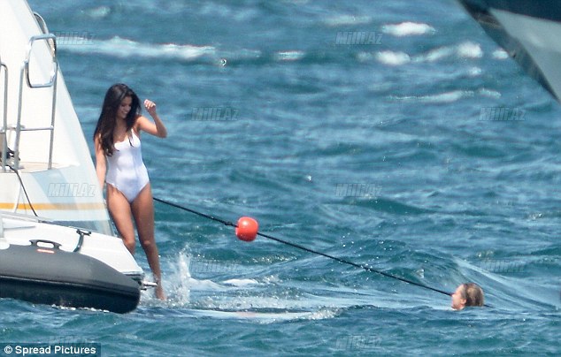 Selena Qomes lüks yaxtada - FOTOSESSİYA