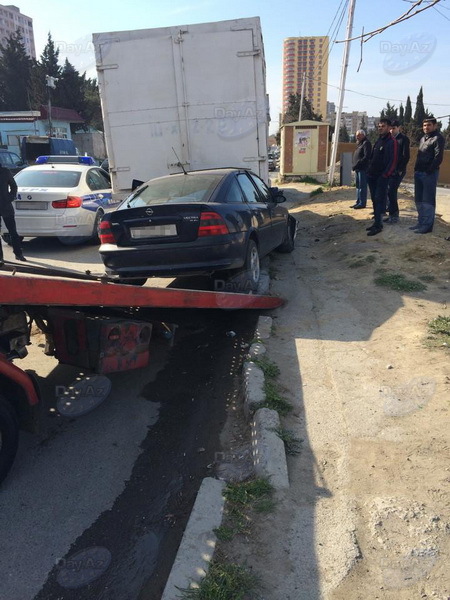 Bakıda "Opel" dəfn xidmətinin maşınına çırpıldı - FOTO