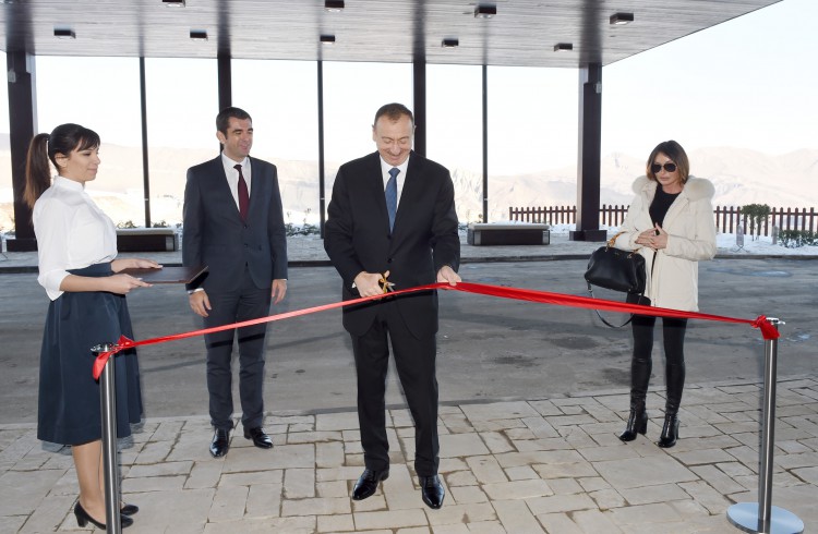 Prezident İlham Əliyev və xanımı Mehriban Əliyeva "Şahdağ" kompleksində "Park Chalet" oteli və 1 nömrəli kanat və xizək enişinin açılışında iştirak ediblər - YENİLƏNİB - FOTO