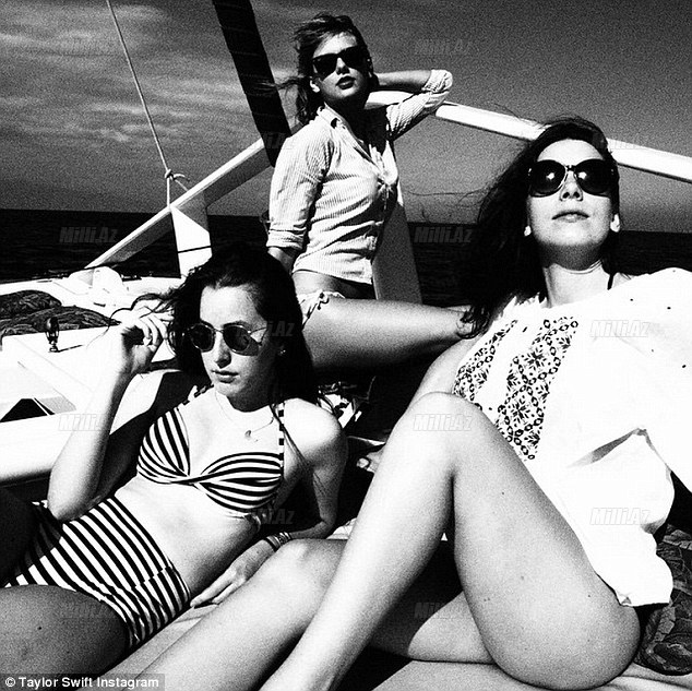 Məşhur müğənni çimərlikdə - FOTO