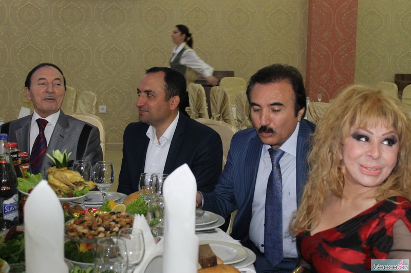 Ad günündə hönkür-hönkür ağlayan müğənniyə brilyant bağışladılar - FOTOSESSİYA