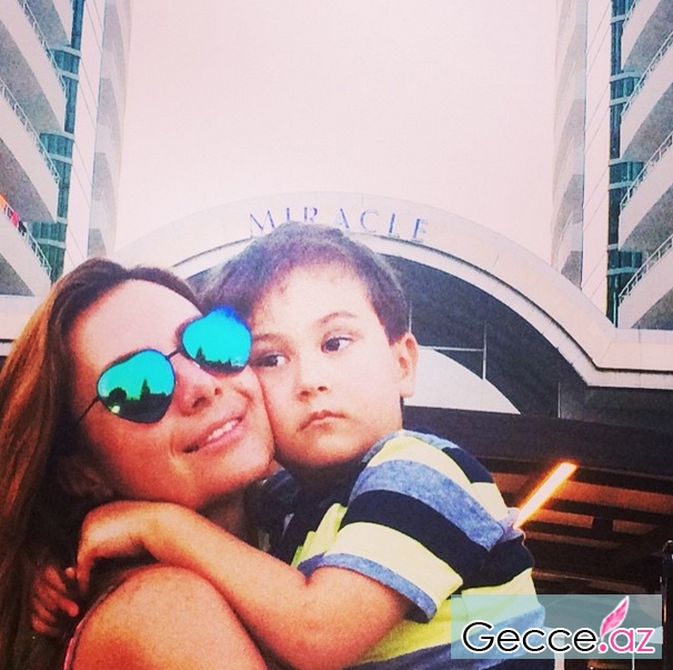 Teleaparıcının yoldaşı və oğlu istirahətdə - FOTO
