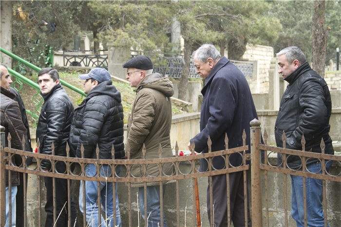 Çingiz Mustafayevin anası son mənzilə yola salındı - FOTO