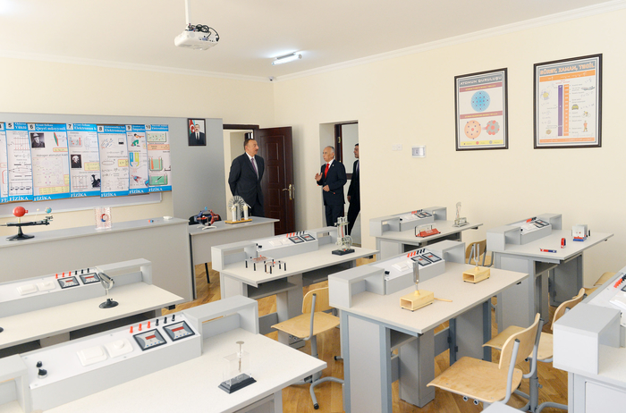 Prezident İlham Əliyev Binəqədi rayonundakı 115 nömrəli tam orta məktəbdə əsaslı təmir və yenidənqurma işlərindən sonrakı vəziyyətlə tanış olub - FOTO