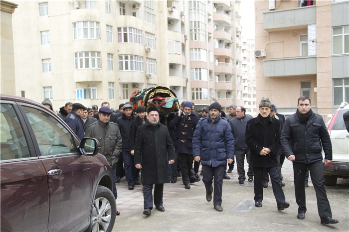 Çingiz Mustafayevin anası son mənzilə yola salındı - FOTO