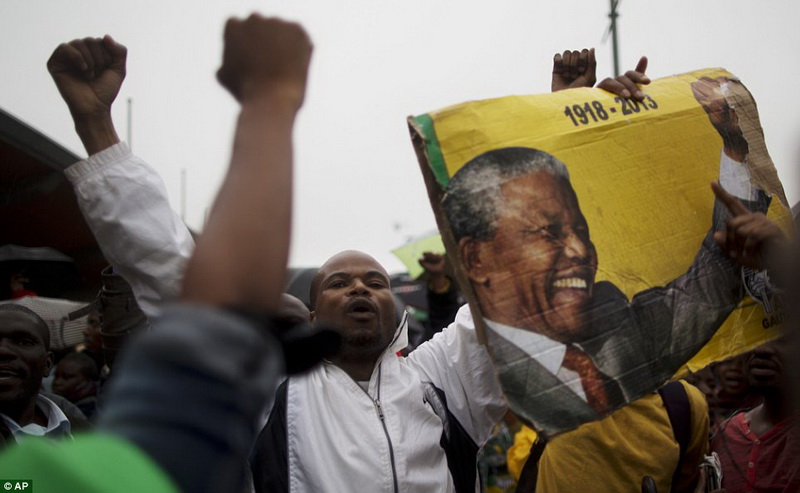 Dünya Nelson Mandela ilə vidalaşır - YENİLƏNİB - FOTO