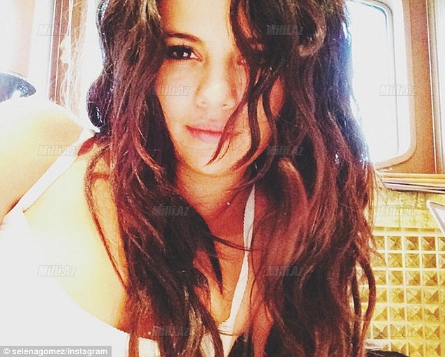 Selena Qomes lüks yaxtada - FOTOSESSİYA