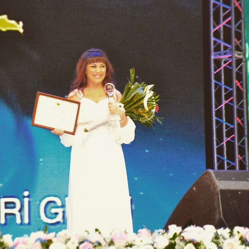 Gənc aktrisa "Gənclər mükafatı"na layiq görülüb - FOTO