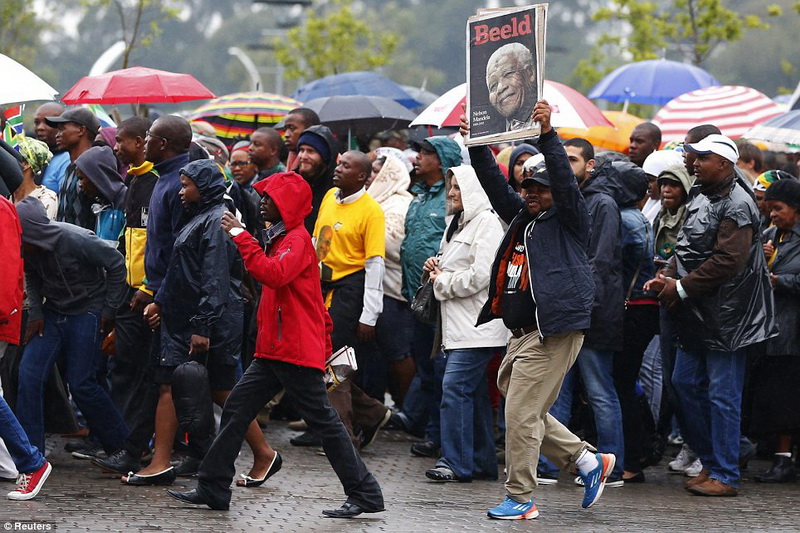 Dünya Nelson Mandela ilə vidalaşır - YENİLƏNİB - FOTO