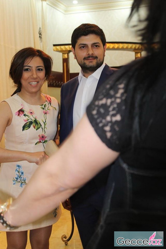 Ad günündə hönkür-hönkür ağlayan müğənniyə brilyant bağışladılar - FOTOSESSİYA