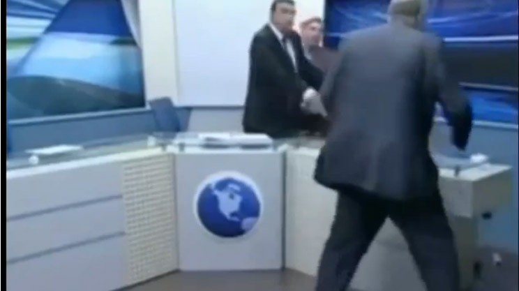 Canlı yayımda dava: "Bura gəl, şərəfsiz köpəkoğlu!" - VİDEO - FOTO