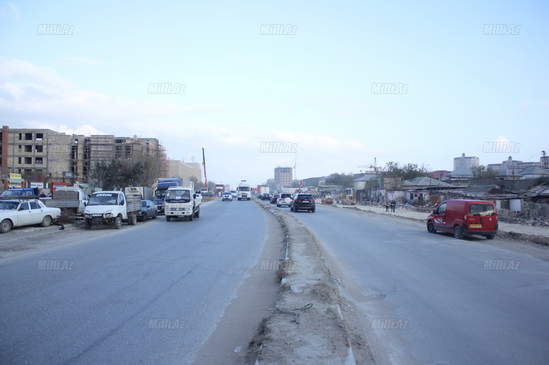 Bakıda böyük prospektin ətrafı sökülür - FOTO