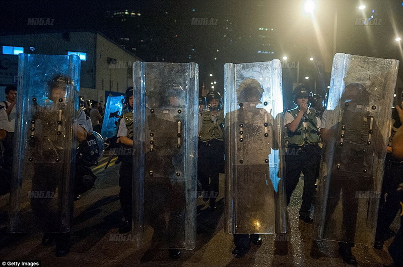 Göz yaşları, zəhərli qaz, dəyənək və polis təpikləri - FOTO