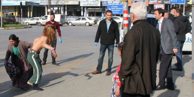 Qadın soyunub yol polisinə etiraz etdi - FOTO