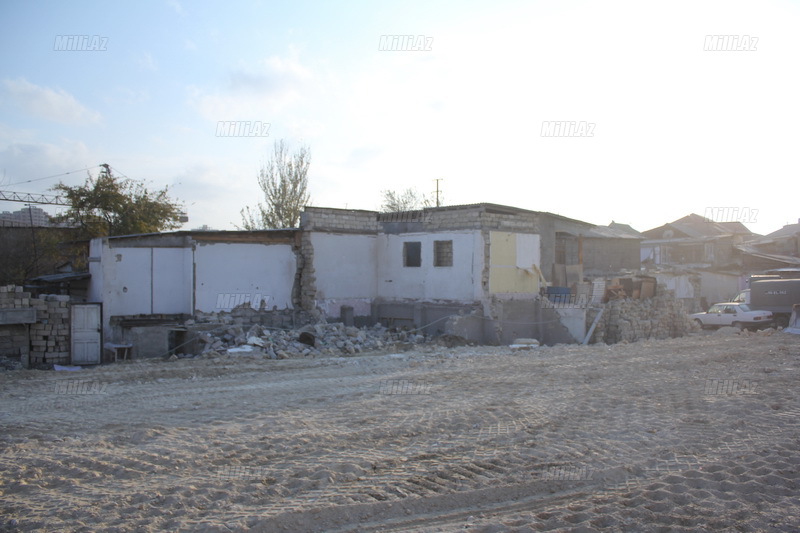 Bakıda böyük prospektin ətrafı sökülür - FOTO