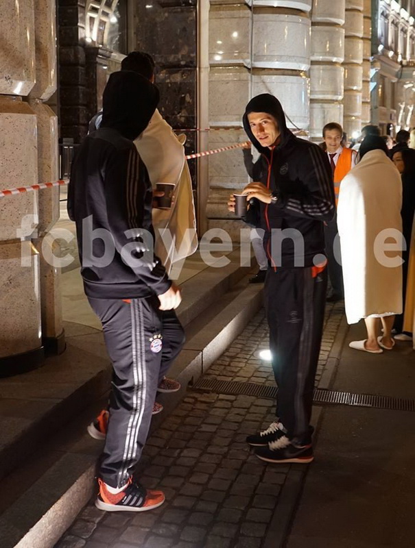 "Bavariya"lı futbolçular ədyala bürünüb küçəyə çıxdılar - FOTO