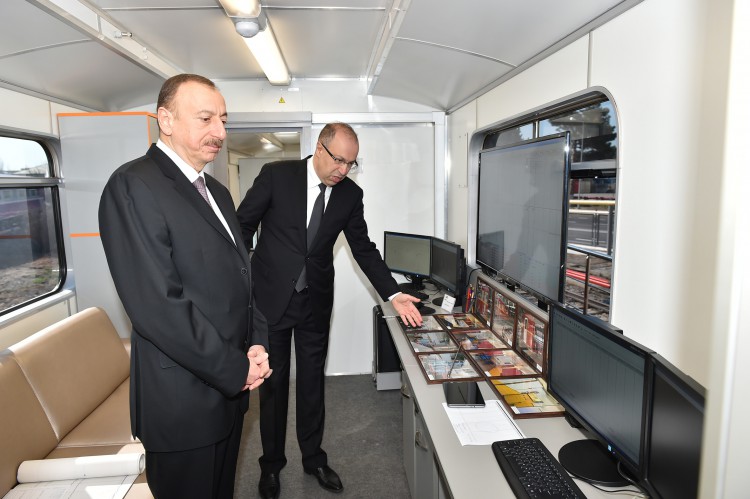 Prezident İlham Əliyev paytaxta gətirilən yeni metro qatarlarında yaradılan şəraitlə tanış oldu - FOTO
