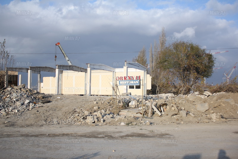 Bakıda böyük prospektin ətrafı sökülür - FOTO