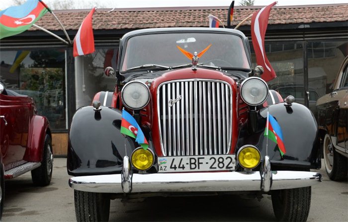 Bakıda retro maşınlar göz oxşadı - FOTO