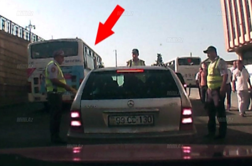 Bakıda qəzəbli yol polisi onu aldı, yerə çırpdı - VİDEO - FOTO