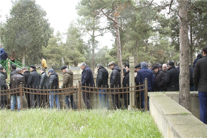 Çingiz Mustafayevin anası son mənzilə yola salındı - FOTO