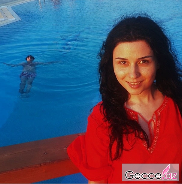 Zaur Baxşəliev Günayla hovuzda - FOTO