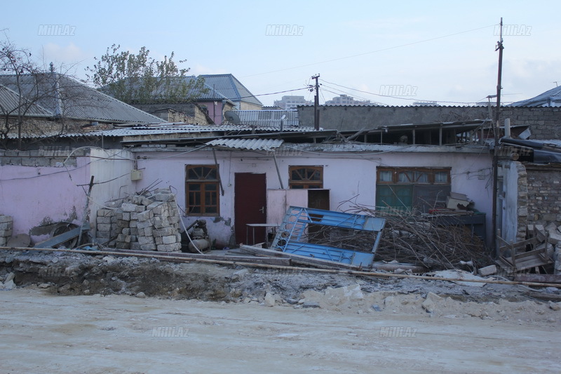 Bakıda böyük prospektin ətrafı sökülür - FOTO