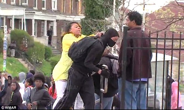 Oğlunu qapazlayan ana milyonların sevimlisi oldu - VİDEO - FOTO