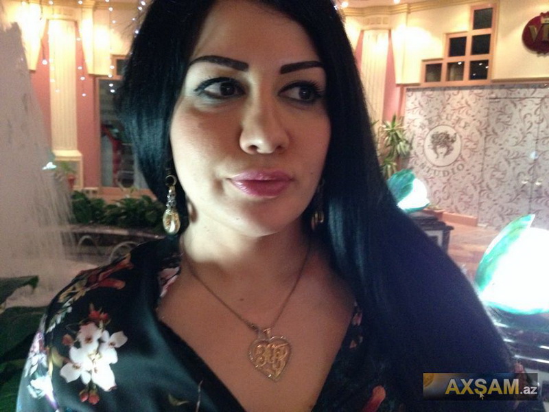 Fatimə Fətəliyeva sevgilisinin adının baş hərfini boynundan asdı - FOTO