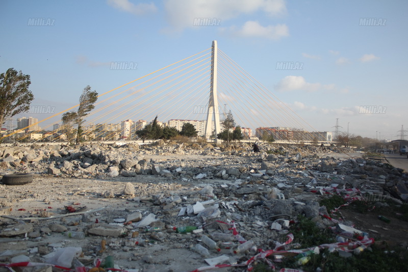 Bakıda böyük prospektin ətrafı sökülür - FOTO