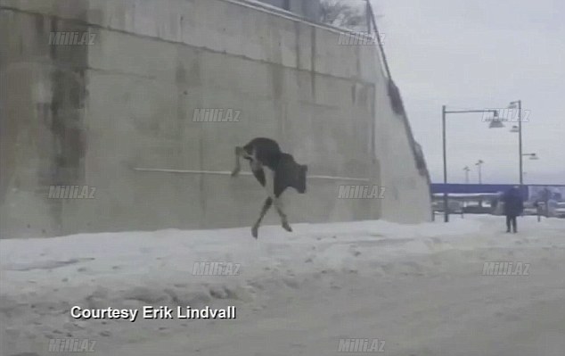 Özünü aşağı atdı, ayaqları qırıldı, öldü - VİDEO - FOTO