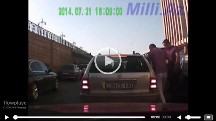 Bakıda qəzəbli yol polisi onu aldı, yerə çırpdı - VİDEO - FOTO