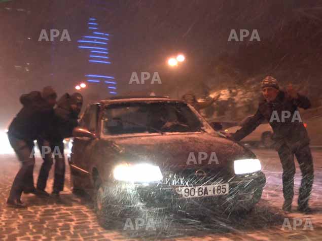 Bakıya yağan qar qəzaların sayını artırıb - YENİLƏNİB - FOTO