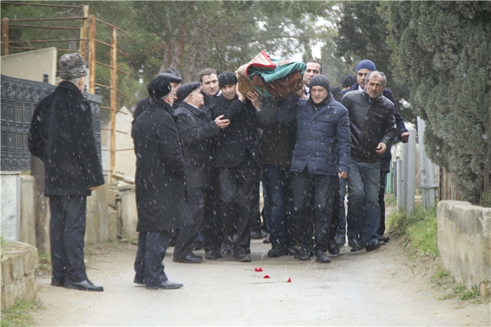 Çingiz Mustafayevin anası son mənzilə yola salındı - FOTO