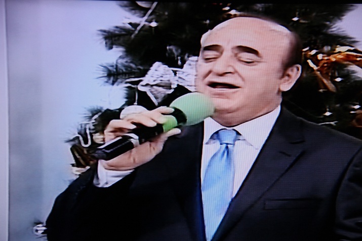 Azərbaycanlı müğənni canlı yayımda ağladı - FOTO