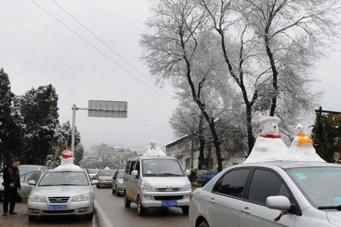 Maşın damlarındakı qar adamlar - FOTO