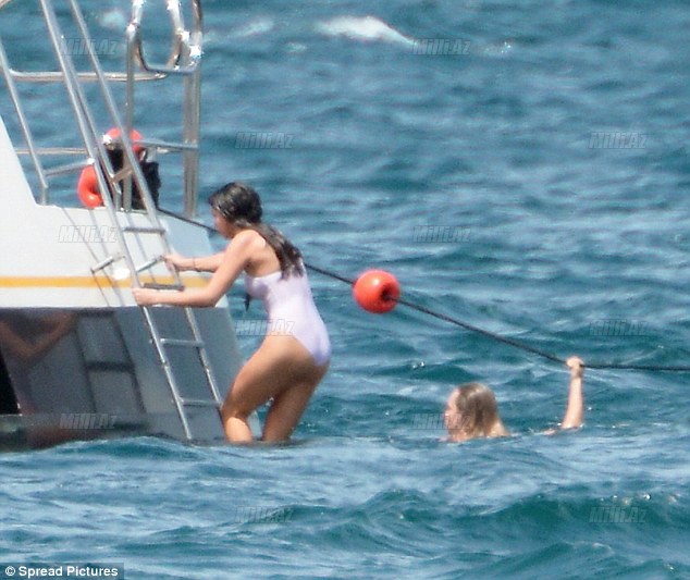 Selena Qomes lüks yaxtada - FOTOSESSİYA