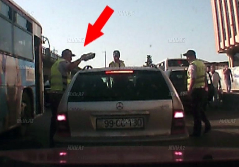 Bakıda qəzəbli yol polisi onu aldı, yerə çırpdı - VİDEO - FOTO