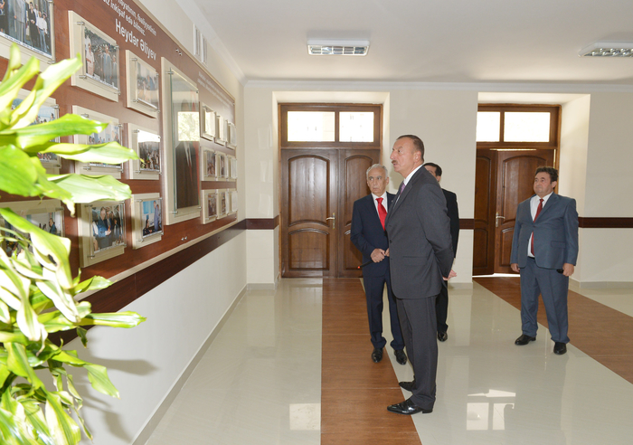 Prezident İlham Əliyev Binəqədi rayonundakı 115 nömrəli tam orta məktəbdə əsaslı təmir və yenidənqurma işlərindən sonrakı vəziyyətlə tanış olub - FOTO