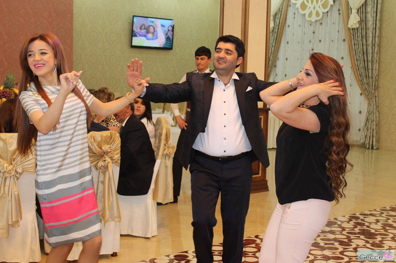 Ad günündə hönkür-hönkür ağlayan müğənniyə brilyant bağışladılar - FOTOSESSİYA