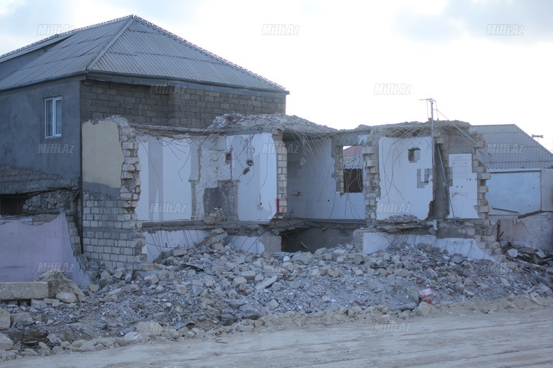 Bakıda böyük prospektin ətrafı sökülür - FOTO